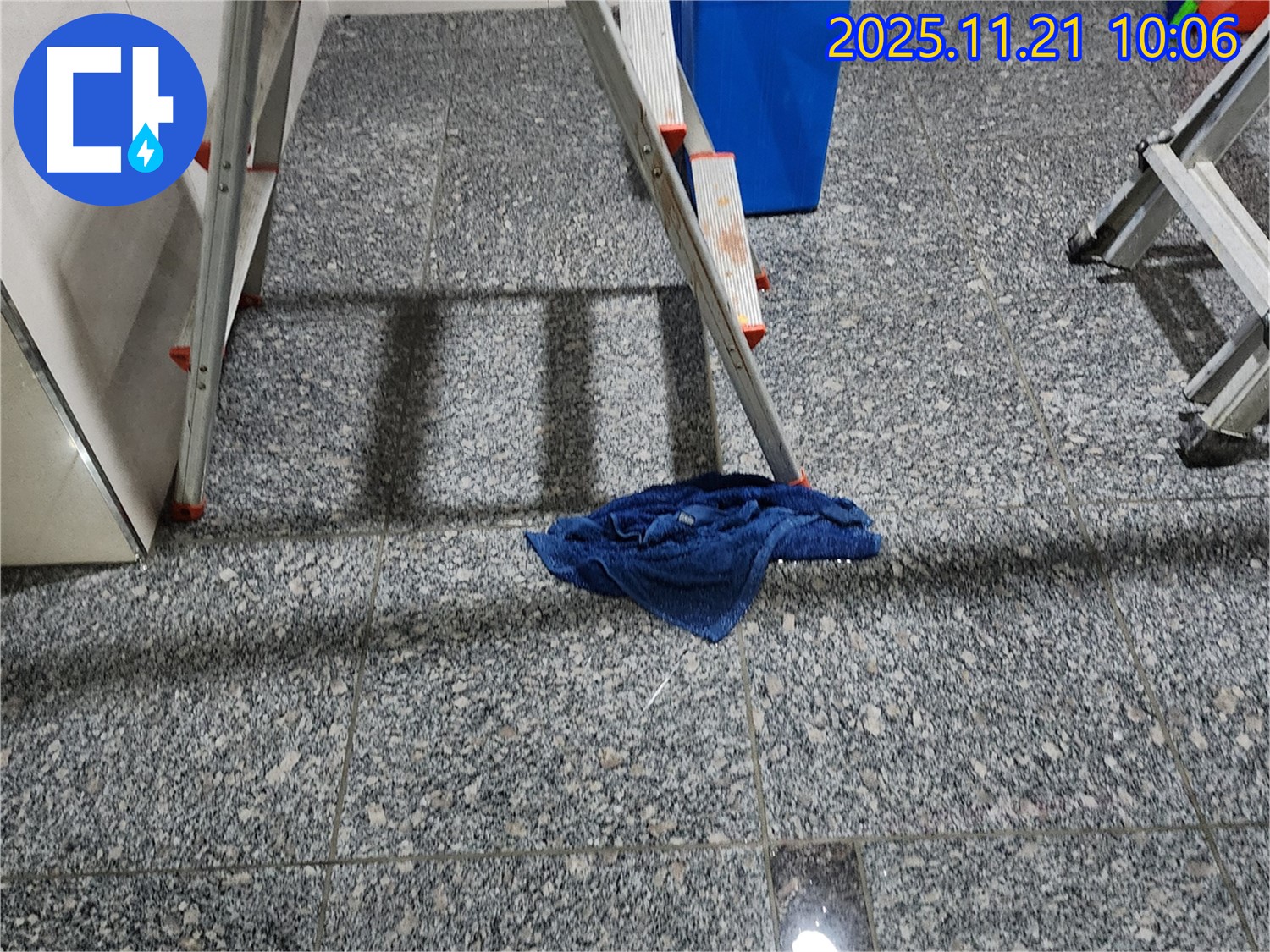 누수 탐지 장비 - 사다리 - 물통 - 수건 - 신속한 누수 해결을 위한 필수품들입니다.
