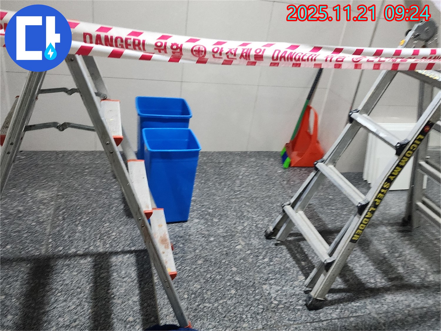 포천 가산면 방축리 누수 현장 - 안전 라인과 사다리, 그리고 물받이 양동이까지 완벽하게 준비된 모습입니다. 안전하게 누수 탐지를 시작합니다.