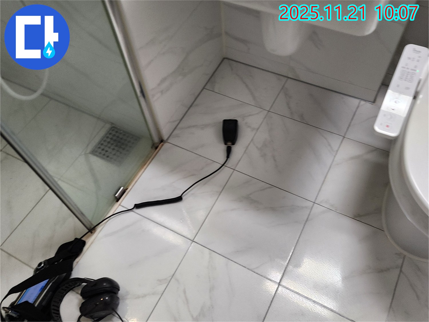 최신 청음 장비로 누수 지점을 정확하게 찾아내는 모습 - 포천 누수탐지 전문
