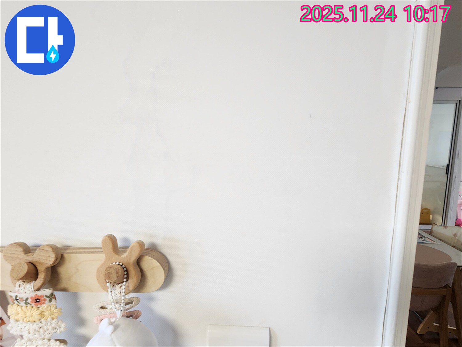 벽에 습기가 느껴지는 모습 - 포천에서 누수탐지 전문 업체가 벽에 습기가 느껴지는 경우 누수 가능성을 확인하고 해결하는 과정을 보여줍니다.