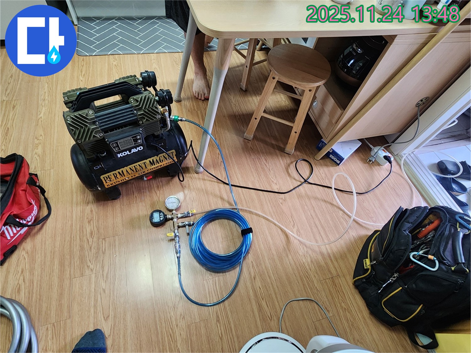 숙련된 기술 - 콤프레셔와 압력 게이지를 연결하여 압력 변화를 측정합니다.