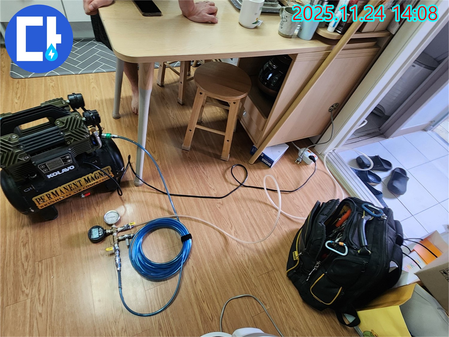 포천 가산 누수 - 압력 테스트 시작 전 장비를 꼼꼼하게 점검합니다.