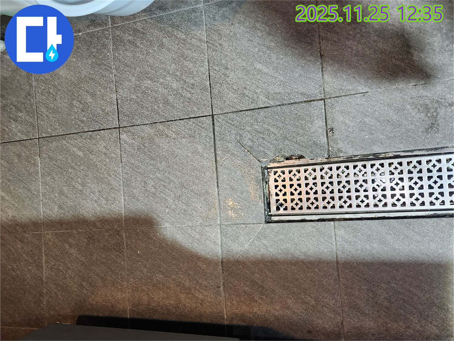 포천 신북면 누수 - 깨진 트렌치가 건물 안전에 미치는 영향 분석