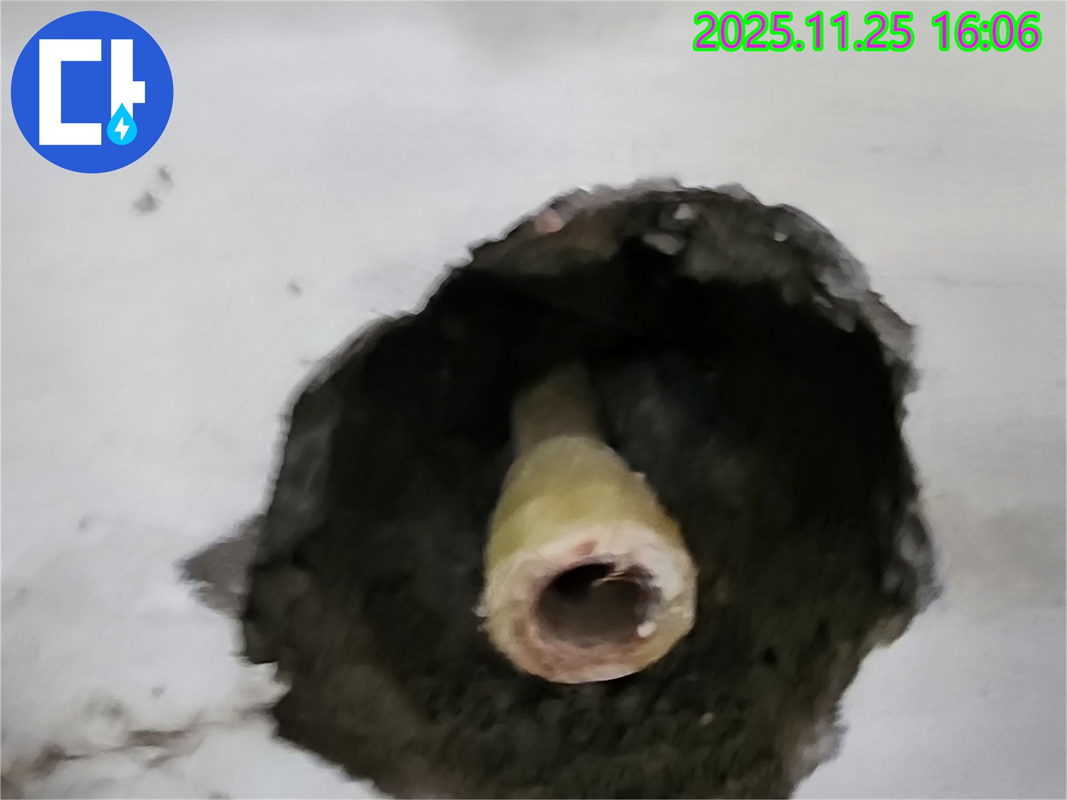 포천 신북면 누수 - 벽 속 배관 상태를 확인하는 모습 - 꼼꼼한 점검이 중요