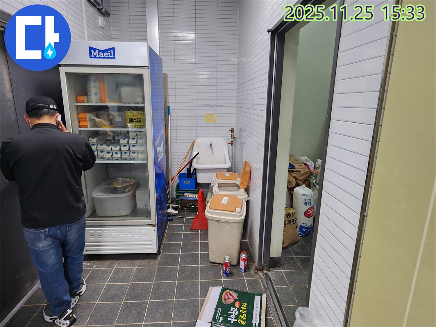 포천 신북면 만세교리 - 냉장고 옆 싱크대 하부장 누수 집중 점검 - 꼼꼼하게 누수 원인을 확인합니다.