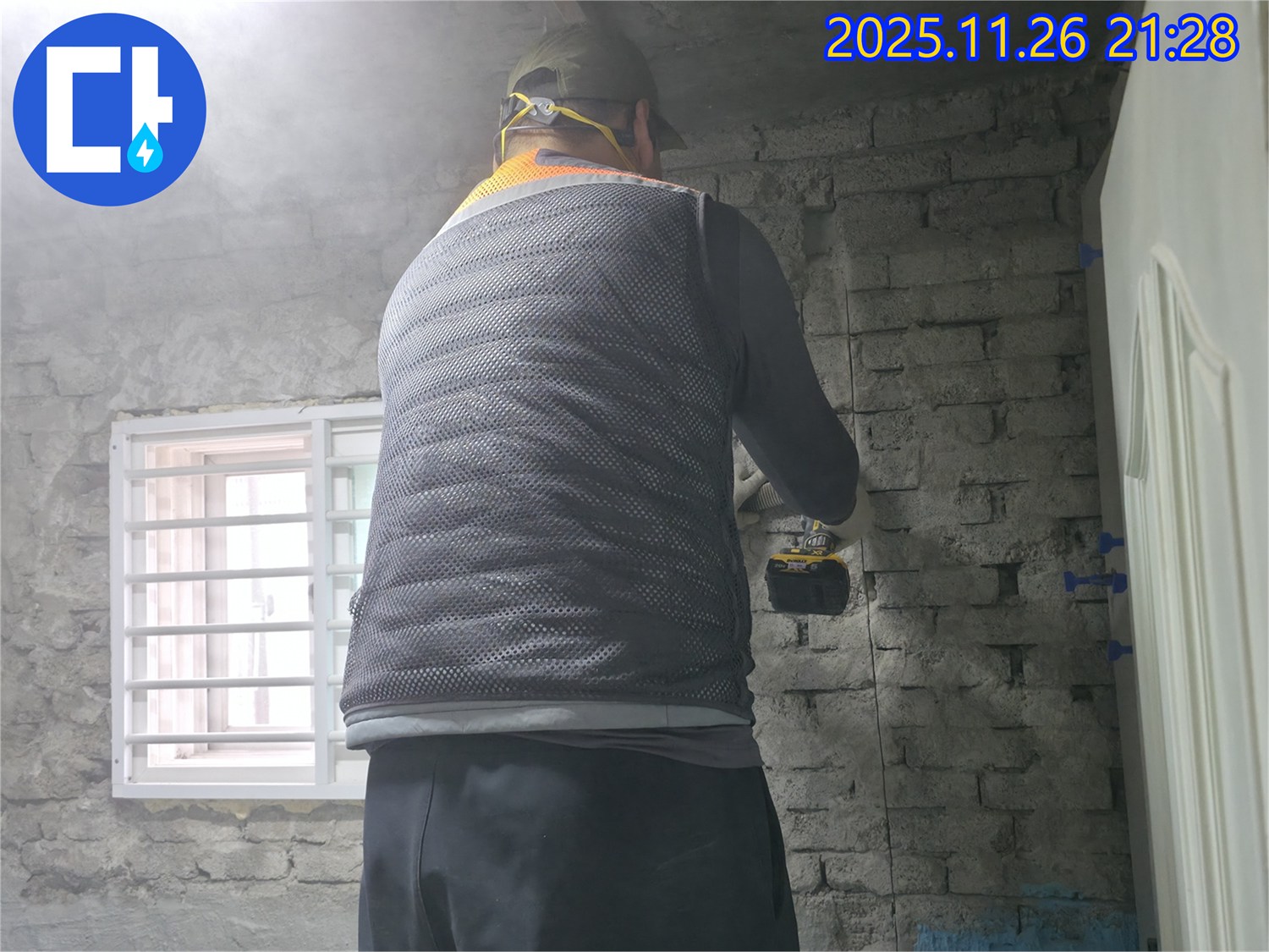 벽돌집 외벽 누수 - 로프 작업으로 꼼꼼하게 점검하고 해결합니다.