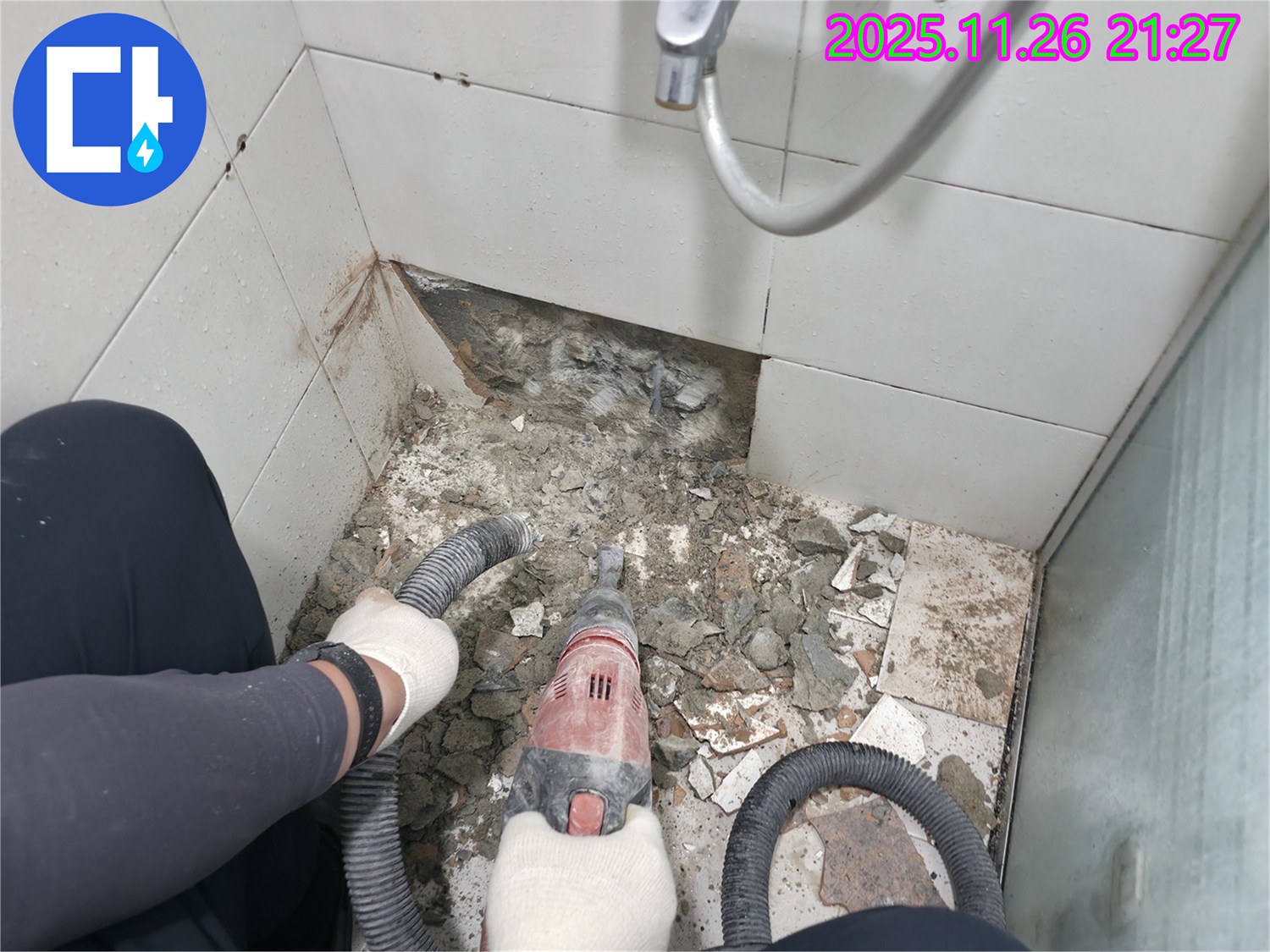 서초구 서초동 욕실 누수 - 바닥 공사 중 배관 손상 방지를 위한 주의