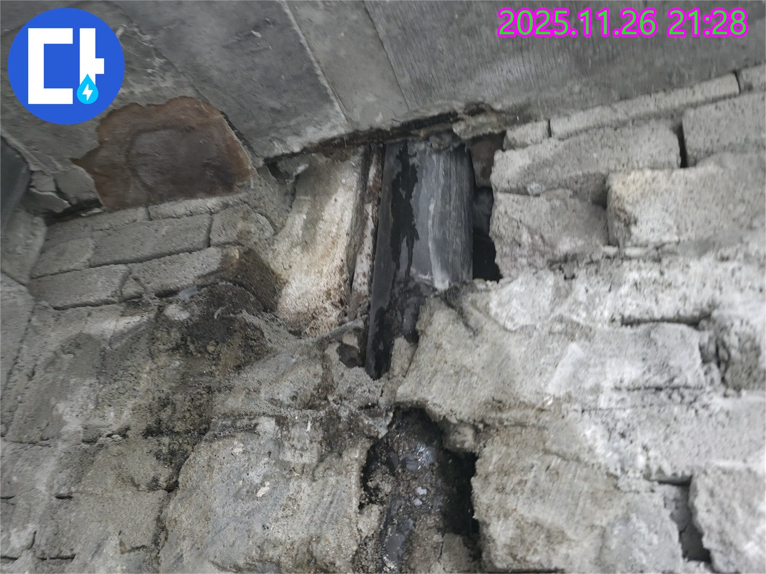 배관 부식 심각 - 낡은 건물 배관이 심하게 부식되어 누수가 발생하고 있어 안전 점검이 필요합니다.