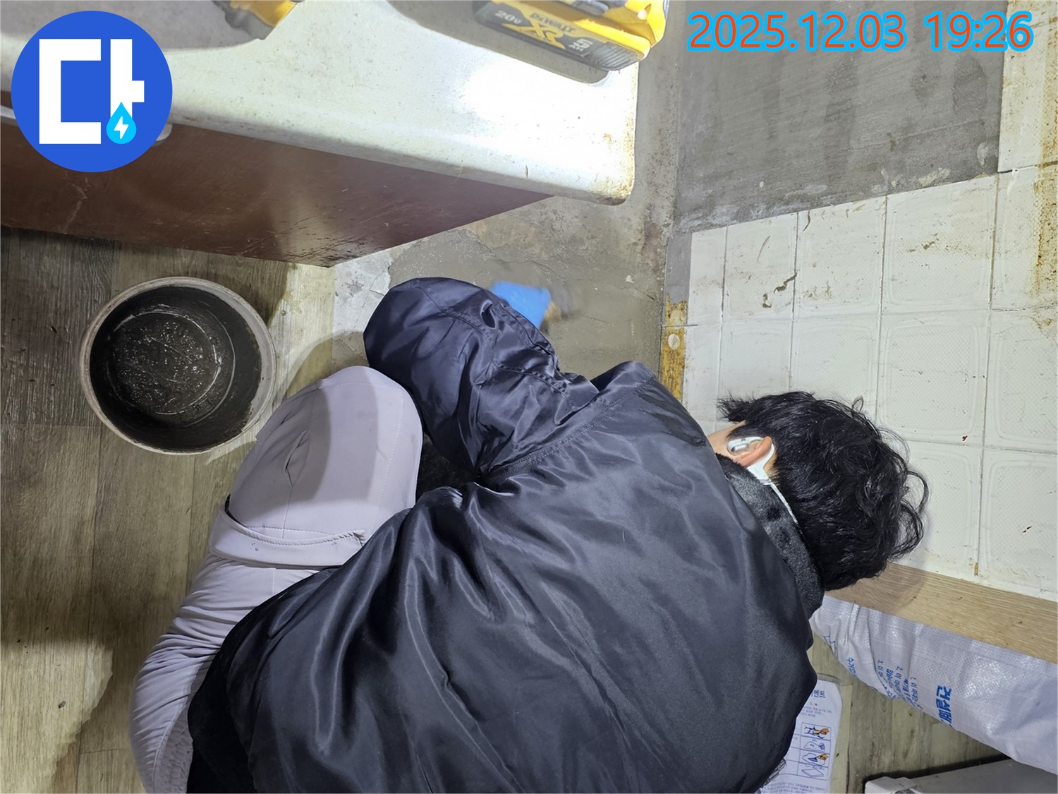 안양시 만안구 아파트에서 누수 전문가가 누수 원인을 꼼꼼히 분석하고 있습니다 - 정확한 진단을 통해 누수 문제를 근본적으로 해결합니다.