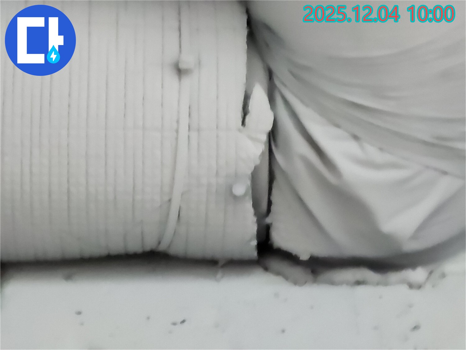 포천시 일동면 유동리 누수 현장 - 보온재 겉모습은 멀쩡해 보이지만, 내부가 손상되어 단열 기능을 상실한 모습입니다.