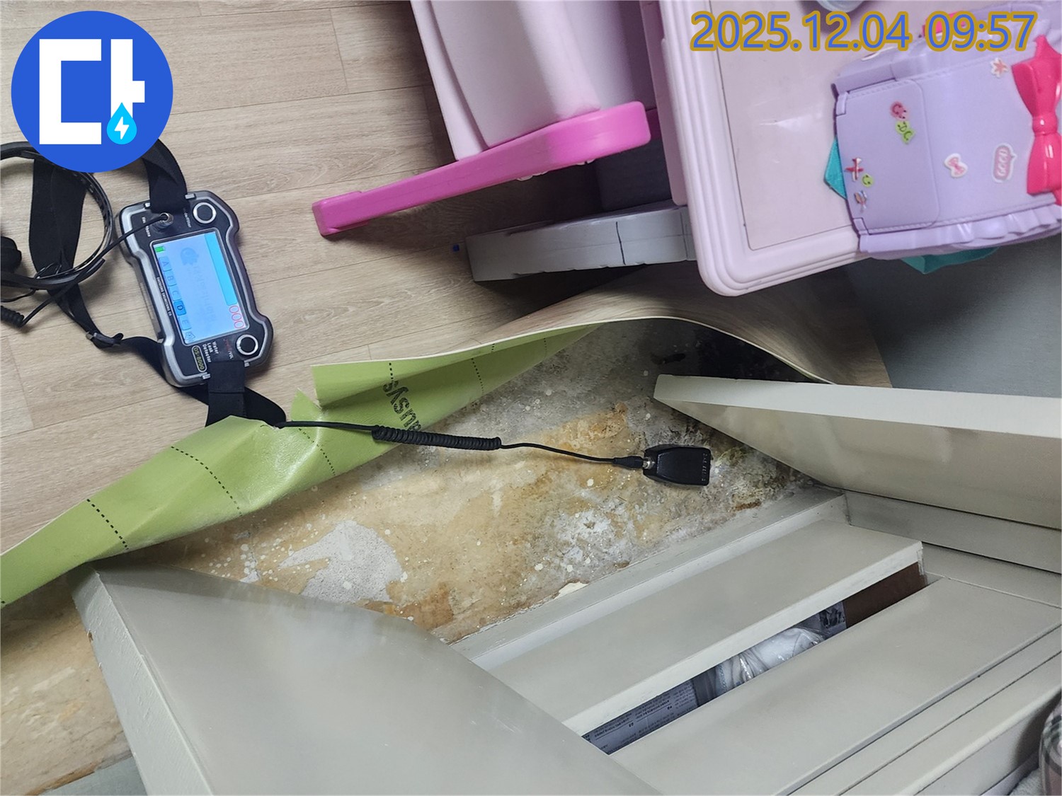 최첨단 누수탐지 장비 - 장롱 뒤 숨겨진 누수도 놓치지 않고 찾아냅니다.