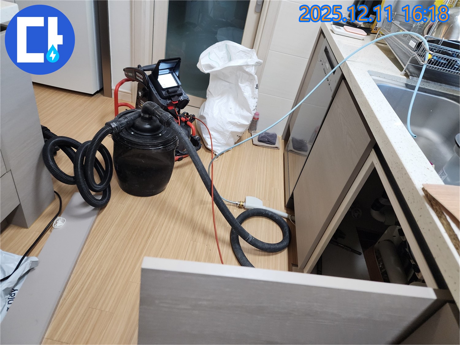 누수 후 습식 청소 - 곰팡이 방지를 위한 필수적인 위생 관리!