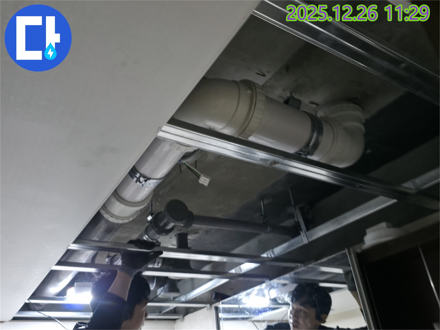 북한산힐스테이트1차 1106동 누수 - 배관 상태를 꼼꼼하게 점검하여 누수 가능성을 사전에 진단하고 예방합니다.