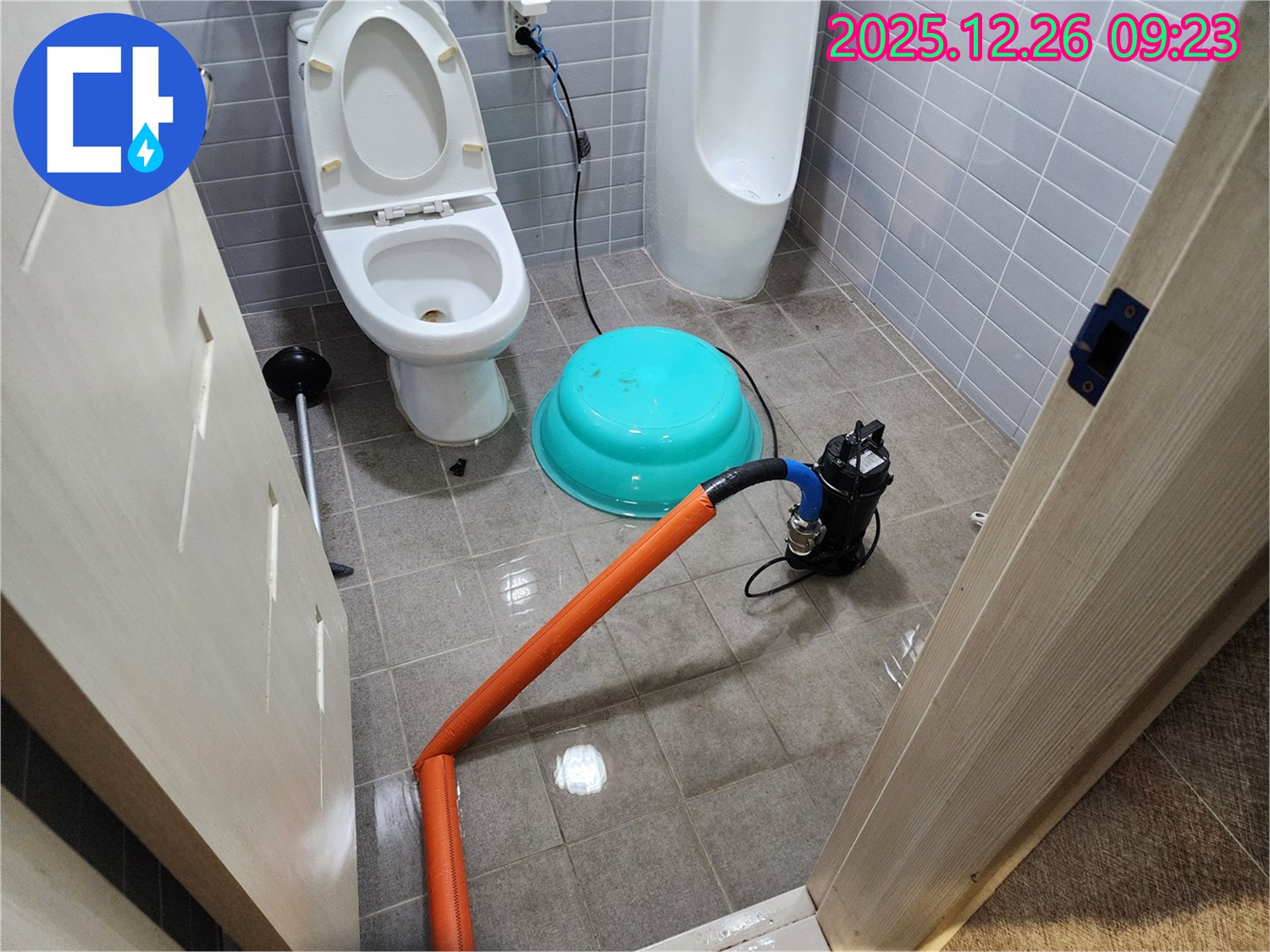 상계1동 누수 - 펌프 설치 하나로 간단하게 누수를 해결하는 모습 - 고객님도 인정한 최고의 선택!