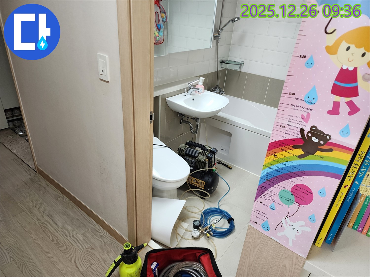 상계1동 누수 - 좁은 틈새에 숨어있는 누수도 문제없이 해결하는 전문가의 모습입니다.