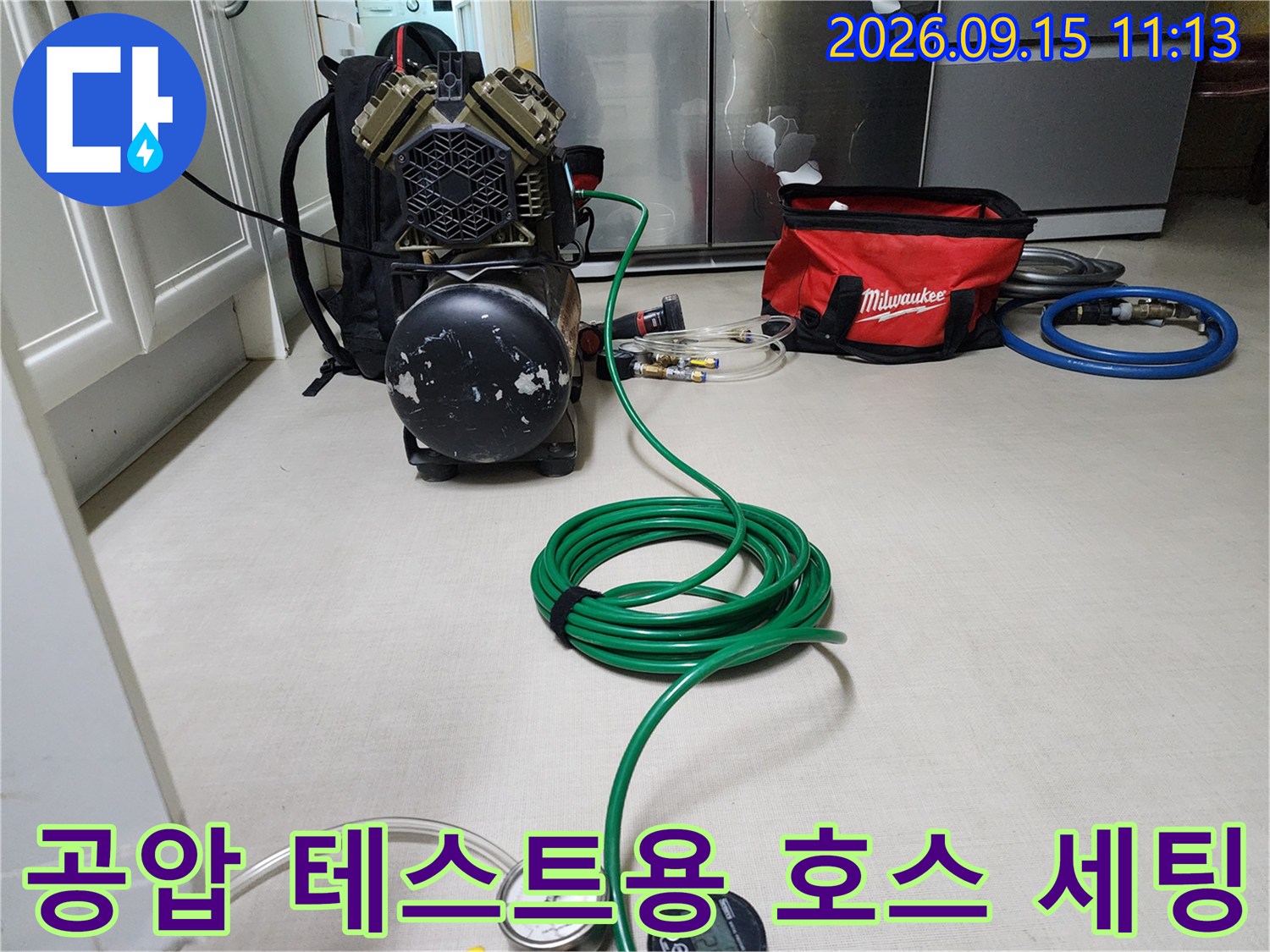 초록색 압력 호스와 디지털 측정 장비의 연결 모습